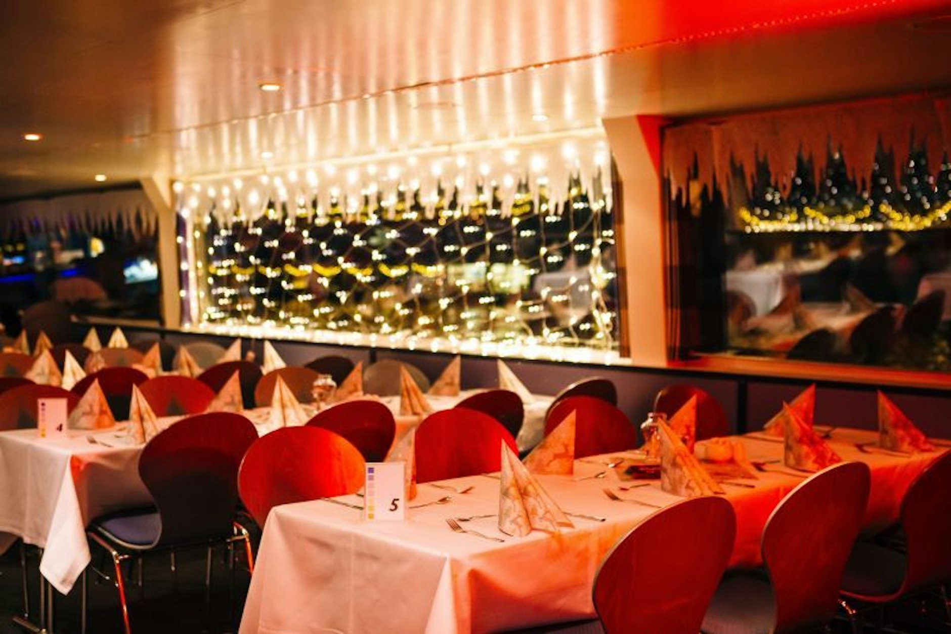 Der schön geschmückte Innenraum mit 8er-Tischkombination.