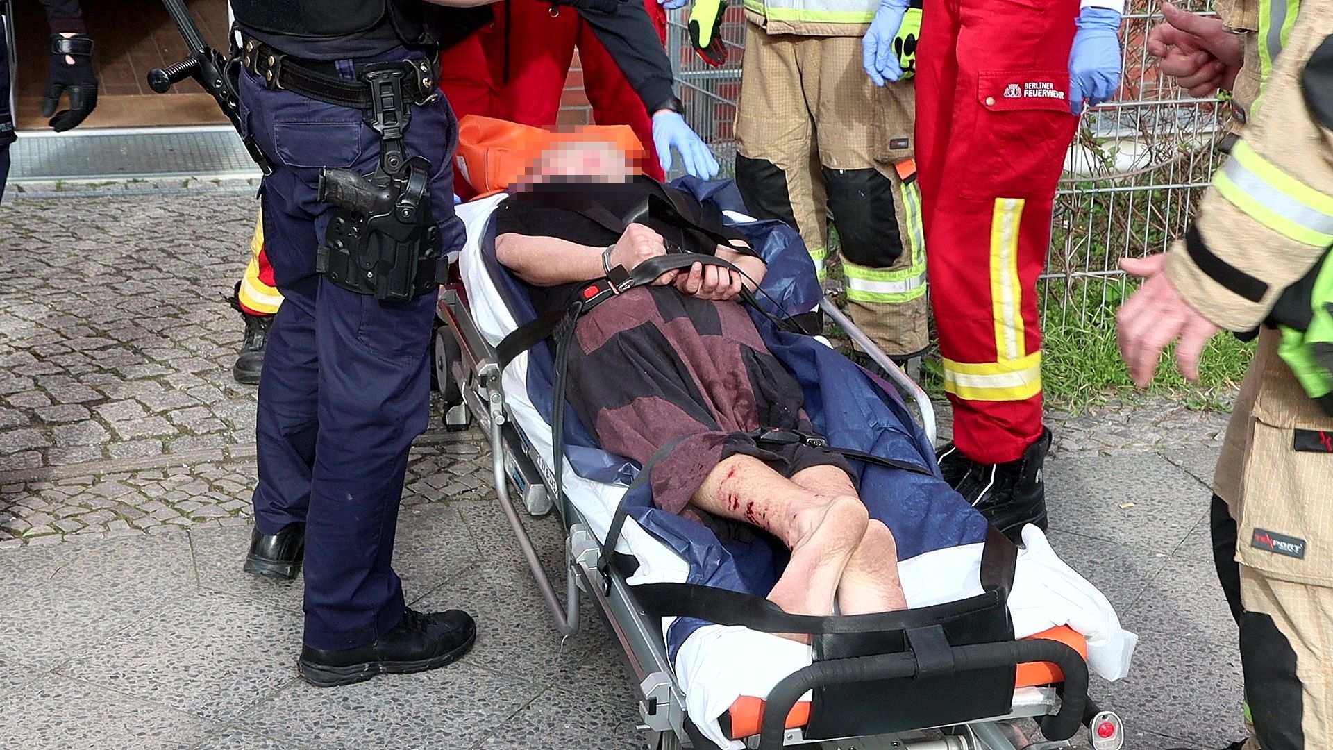 Video: Krasser Einsatz in Baumschulenweg: Mann wirft Möbel aus dem Fenster – SEK rückt an!