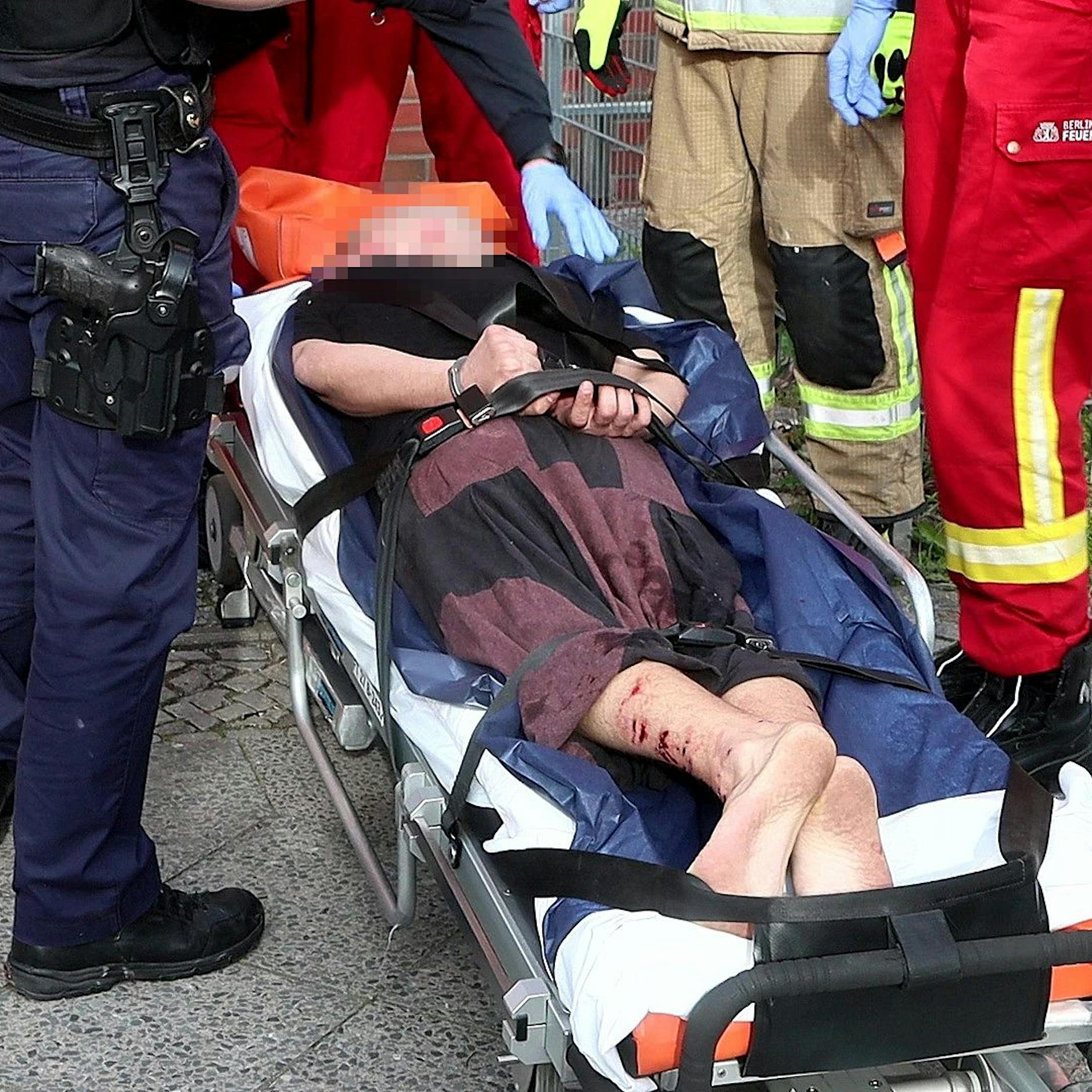 Video: Krasser Einsatz in Baumschulenweg: Mann wirft Möbel aus dem Fenster – SEK rückt an!