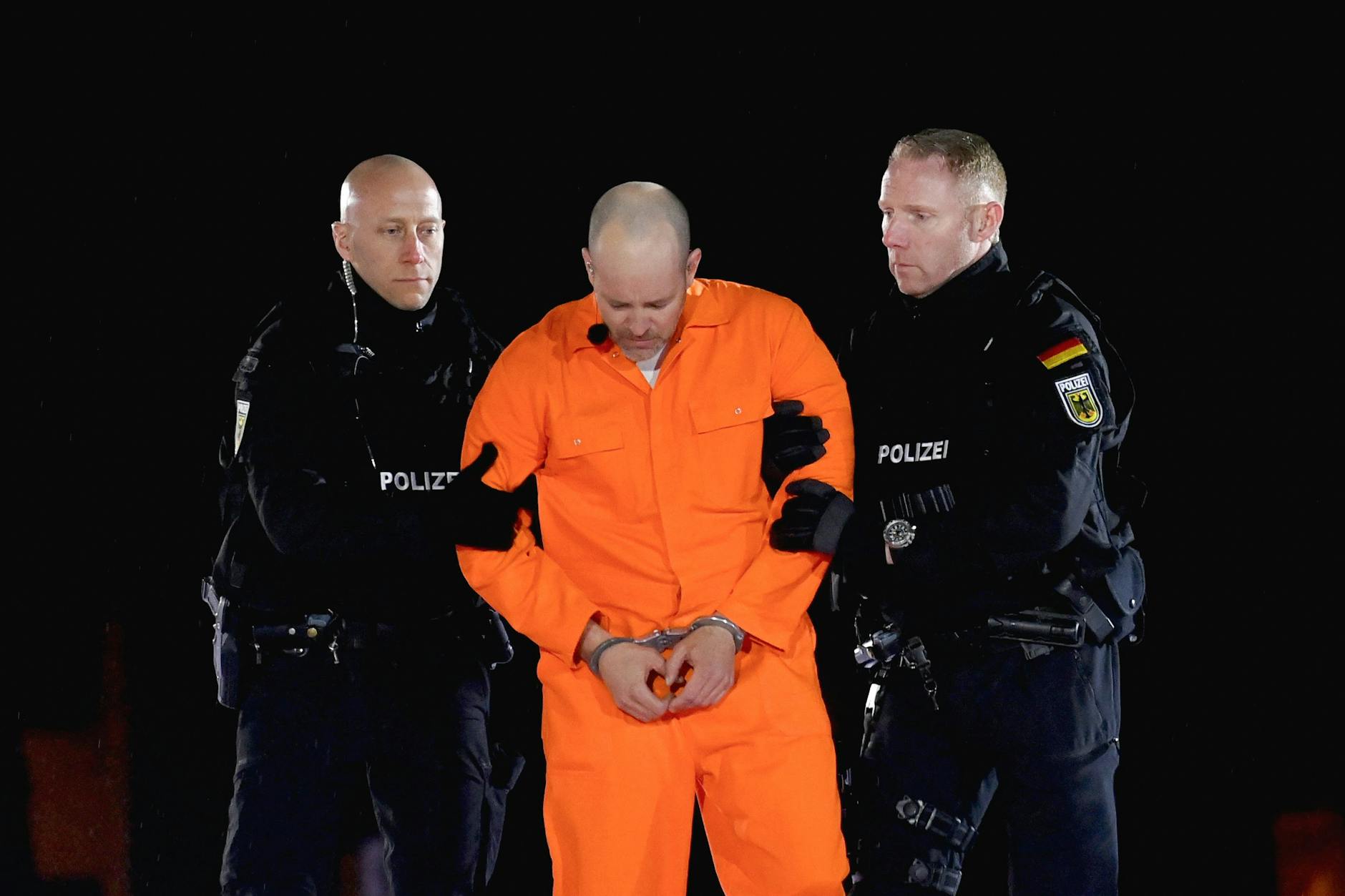 Szene aus „Die Passion“: Jesus (Ben Blümel) wird von zwei Polizisten festgehalten.