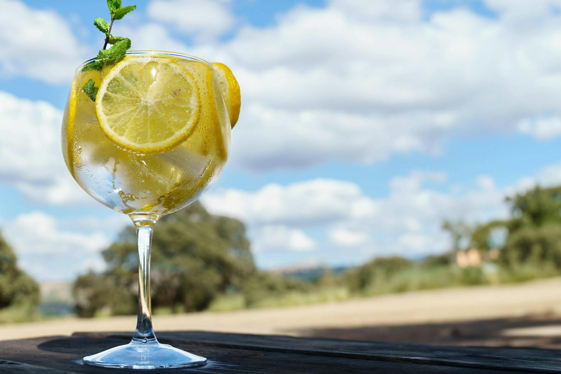 Ein halber Liter Wasser, ein halber Teelöffel Salz und frischer Saft einer halben bis ganzen Zitrone – so einfach ist die Energie-Boost-Brause!