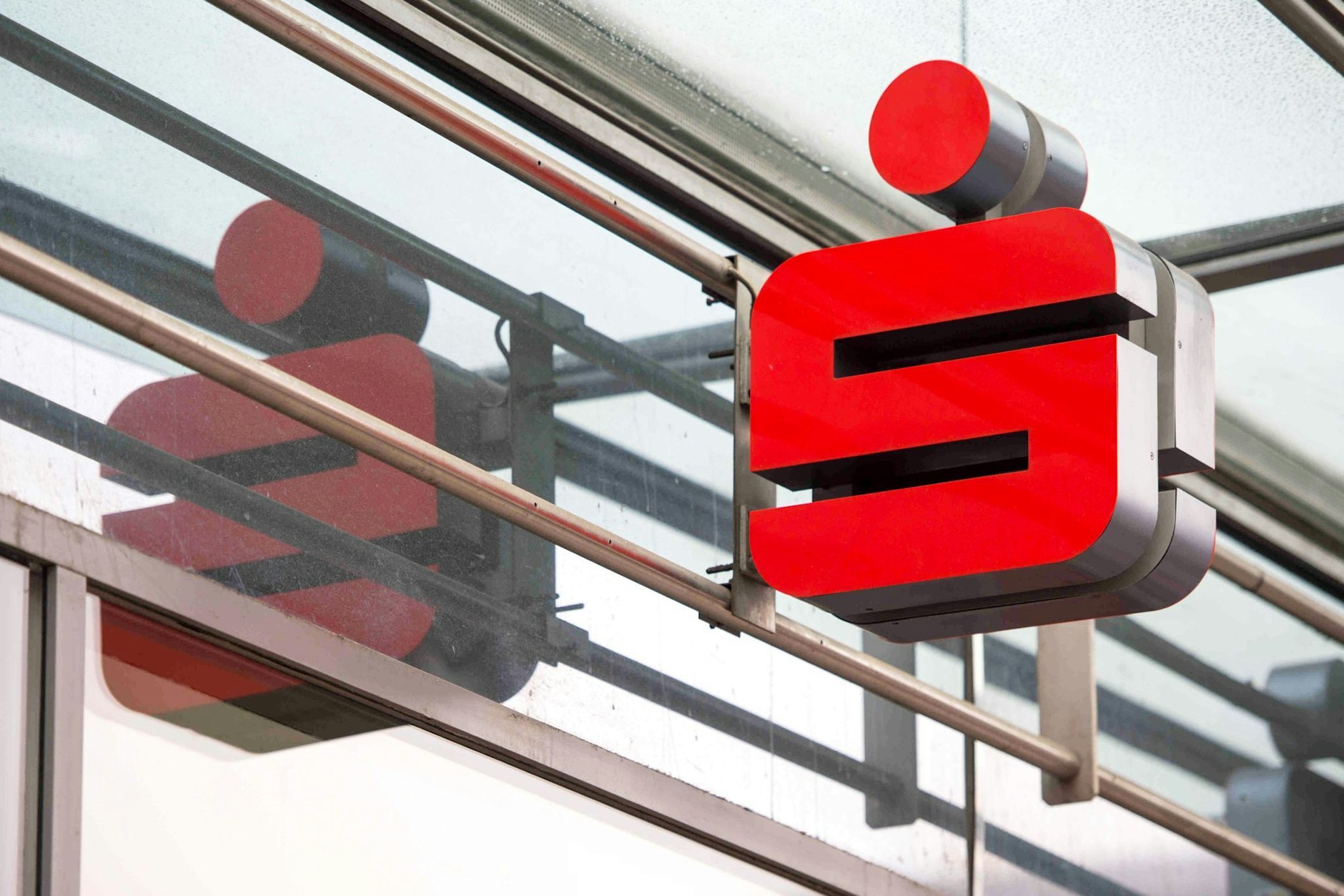 Die Sparkasse warnt ihre Kunden vor Betrügern.&nbsp;