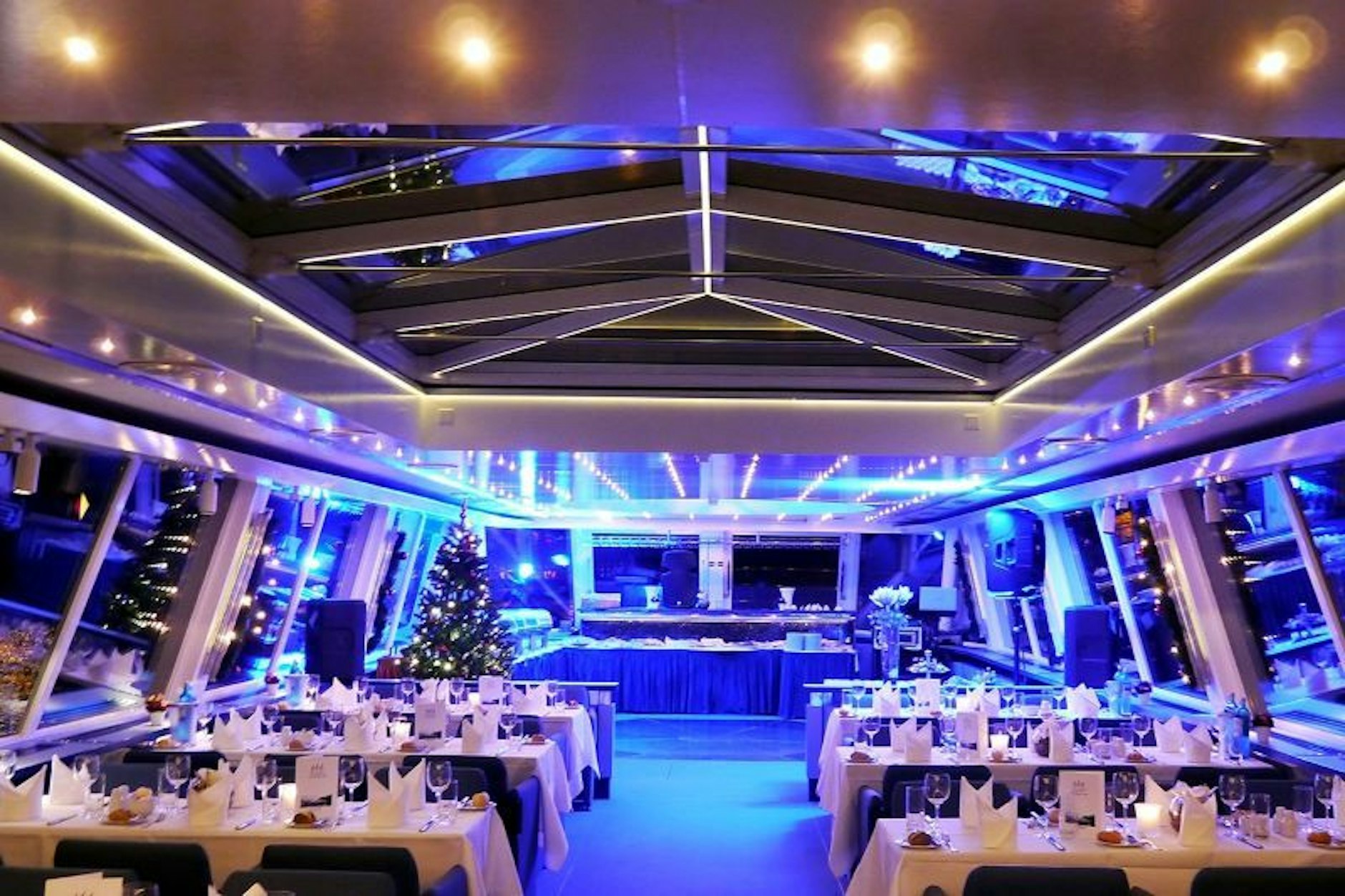 Aufbau mit Buffet im Bug und festlicher Dekoration.