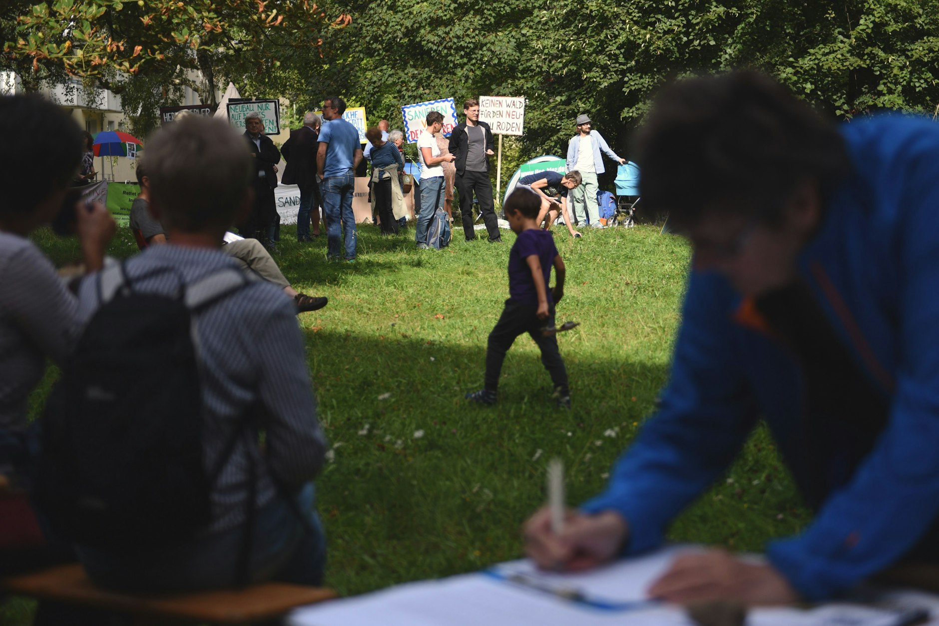 Seit Monaten protestieren Anwohner gegen den Bau eines Flüchtlingsheims in Pankow.  Das Gebäude soll in einem Innenhof errichtet werden und 66 Bäume müssen gefällt werden.