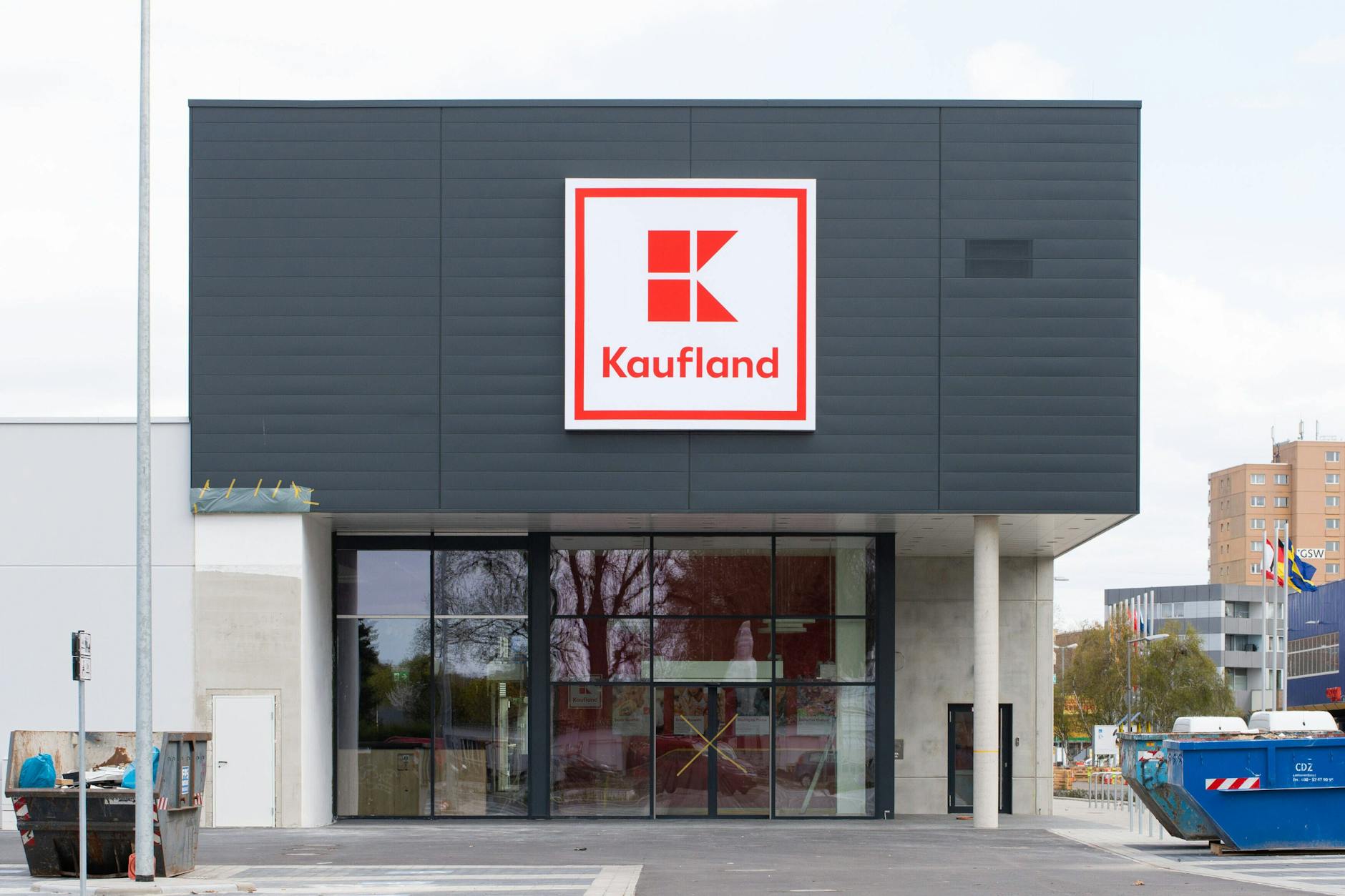 Eine Kaufland-Filiale in Berlin. Hier drohen am Donnerstag Streiks.