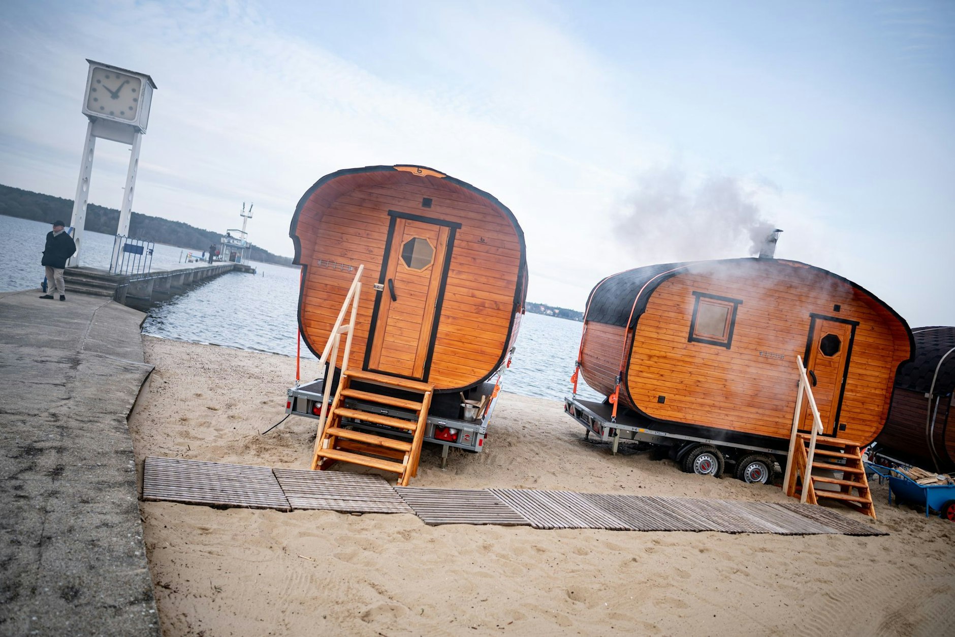 Traditionelles Anbaden am Wannsee, mobile Saunen warten auf die Badegäste.