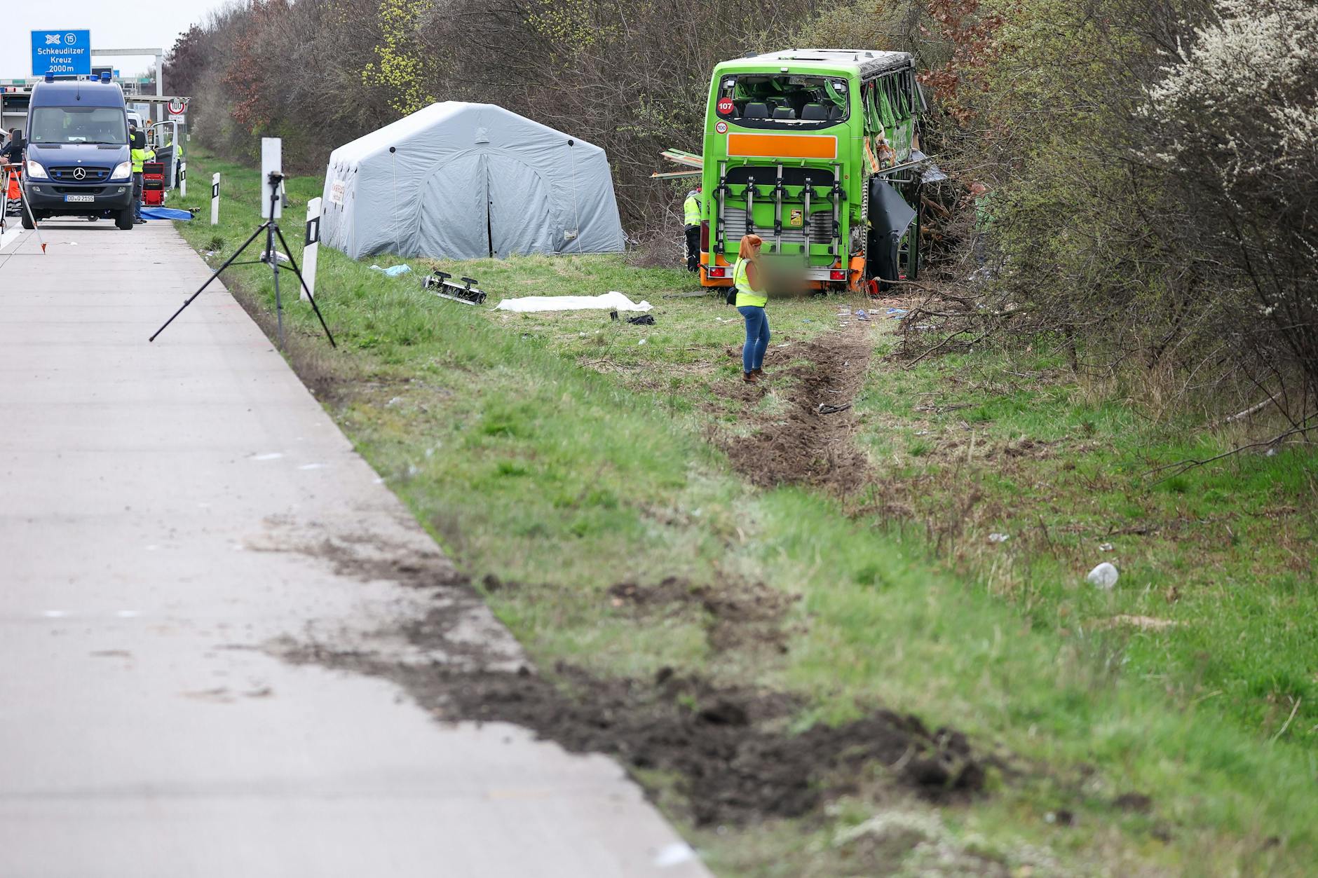 Auf der Autobahn A9 bei Leipzig kam es zu dem folgenschweren Crash mit einem Flixbus. Vier Menschen starben.