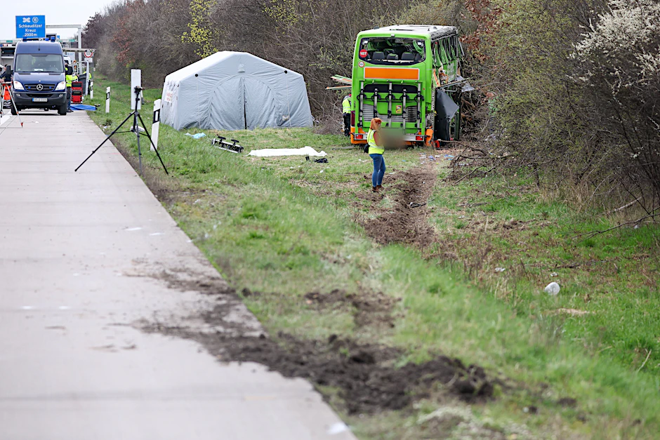 Auf der Autobahn A9 bei Leipzig kam es zu dem folgenschweren Crash mit einem Flixbus. Vier Menschen starben.