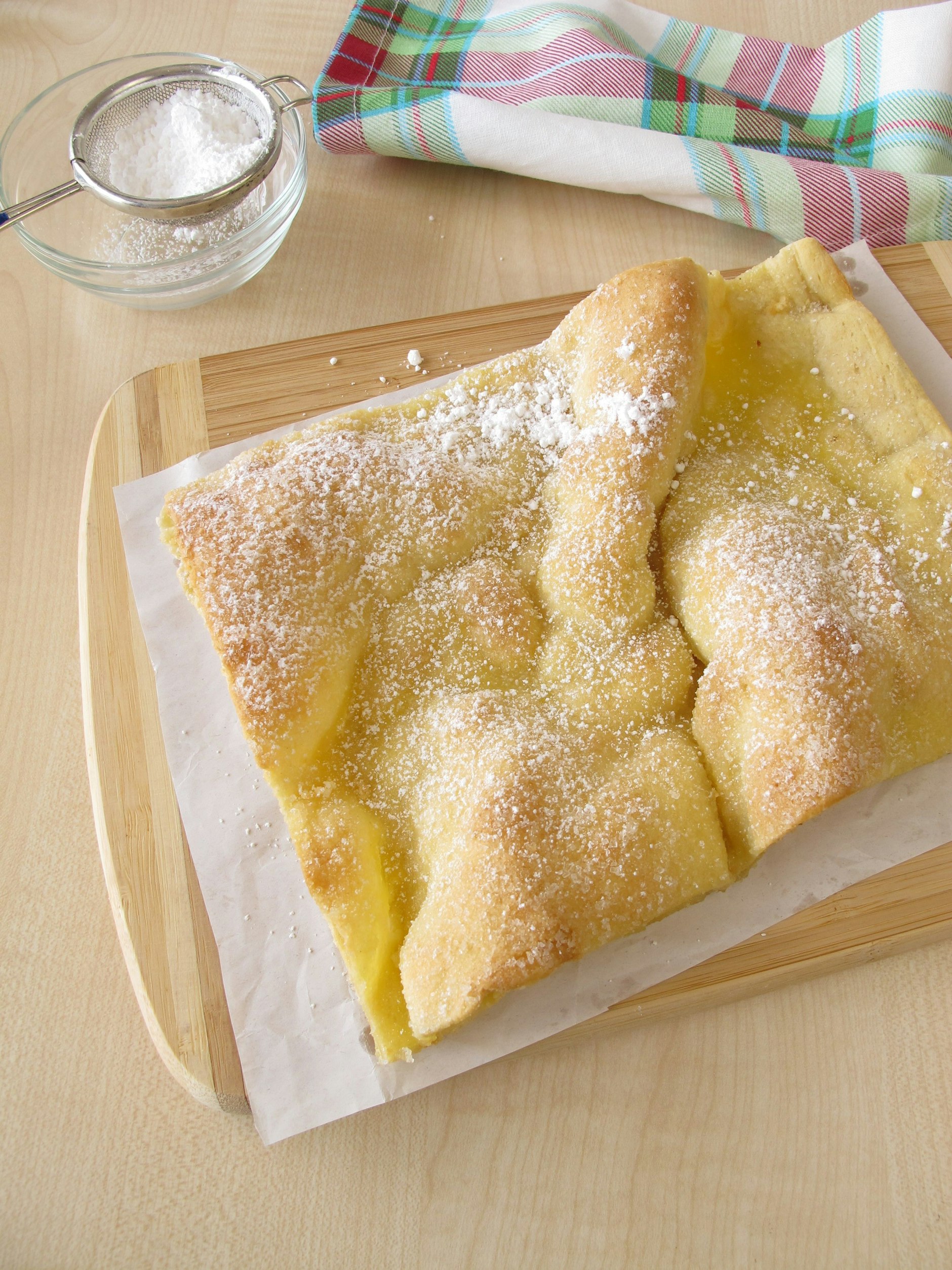 Der Prophetenkuchen, auch Huckelkuchen genannt, wird nach dem Backen mit Butter eingestrichen und laut Rezept mit Puderzucker bestäubt.