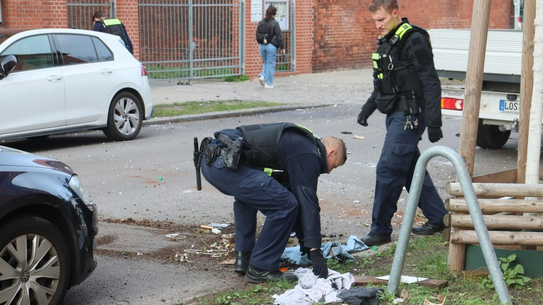 Auch nach dem Einsatz waren die Polizisten mit Aufräumarbeiten beschäftigt.