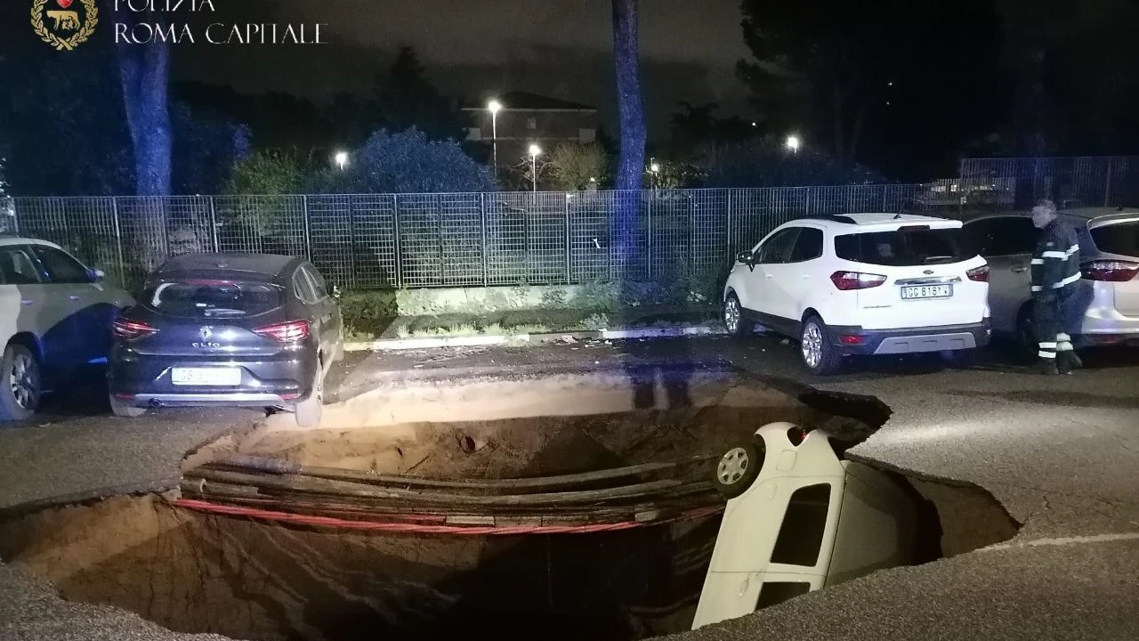 Das ungefähr zehn Meter tiefe Loch mit einem Durchmesser von ebenfalls zirka zehn Metern hatte sich aus bisher ungeklärter Ursache in der Nacht aufgetan.