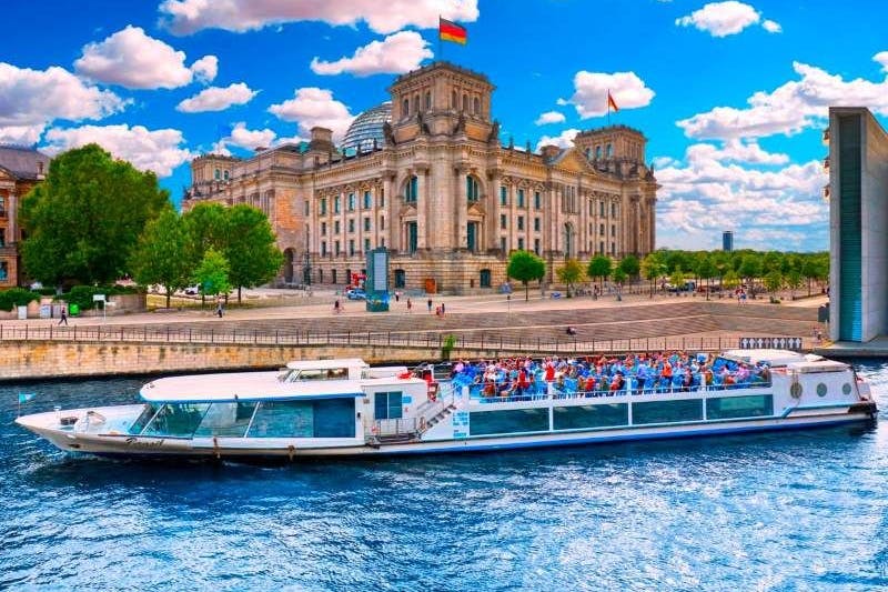 Die moderne MS Brasil mit Panorama-Bugsalon ist speziell für Firmenevents und besondere Events für große Gruppen bis 126 Personen geeignet.