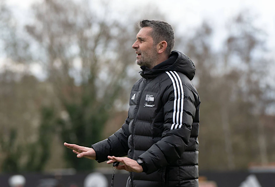 Union-Trainer Nenad Bjelica bereitet die Spieler mit viel Ruhe auf den Rutschrasen von Frankfurt vor.