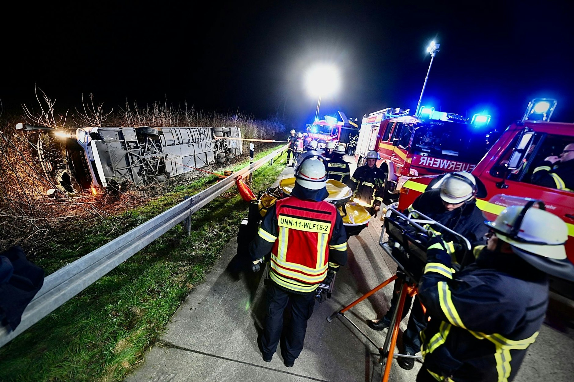 Einsatzkräfte der Feuerwehr arbeiten an einer Unfallstelle auf der Autobahn 44 an dem verunfallten Bus.&nbsp;