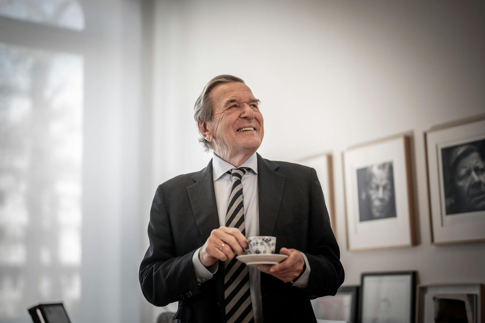 Gerhard Schröder (SPD), Bundeskanzler von 1998 bis 2005, aufgenommen in seiner Kanzlei in Hannover. Er hat die SPD-Spitze davor gewarnt, ihn aus der Parteigeschichte streichen zu wollen. 