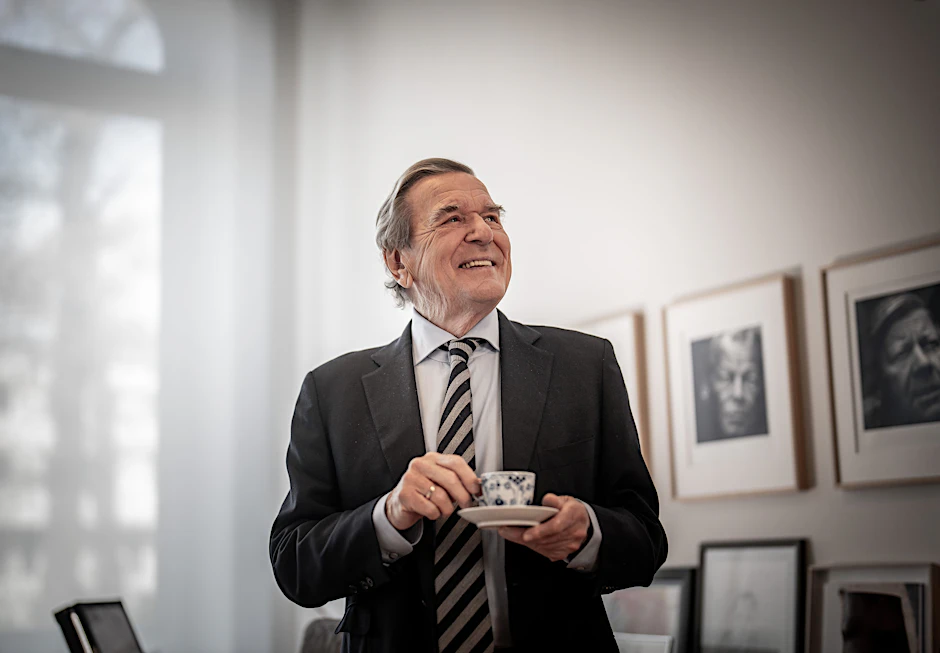 Gerhard Schröder (SPD), Bundeskanzler von 1998 bis 2005, aufgenommen in seiner Kanzlei in Hannover.&nbsp; Er hat&nbsp;die SPD-Spitze davor gewarnt, ihn aus der Parteigeschichte streichen zu wollen.&nbsp;