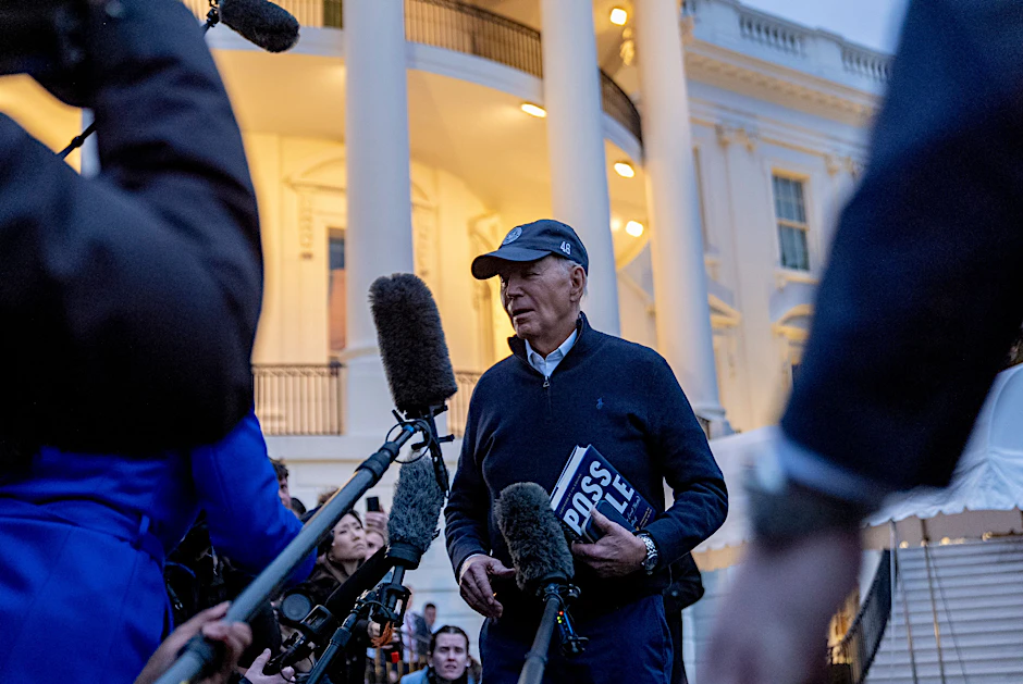 Der amerikanische Präsident Joe Biden stellt sich am 1. März Reporterfragen – dabei hält er ein Buch von William Ury unterm Arm.