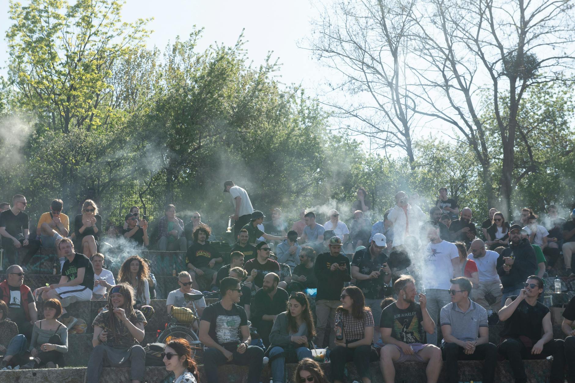 Berlin: In eine große Rauchwolke gehüllt sitzen Menschen im Görlitzer Park und rauchen Joints bei einer Protestaktion für legalen Cannabis-Konsum (Symbolfoto). 