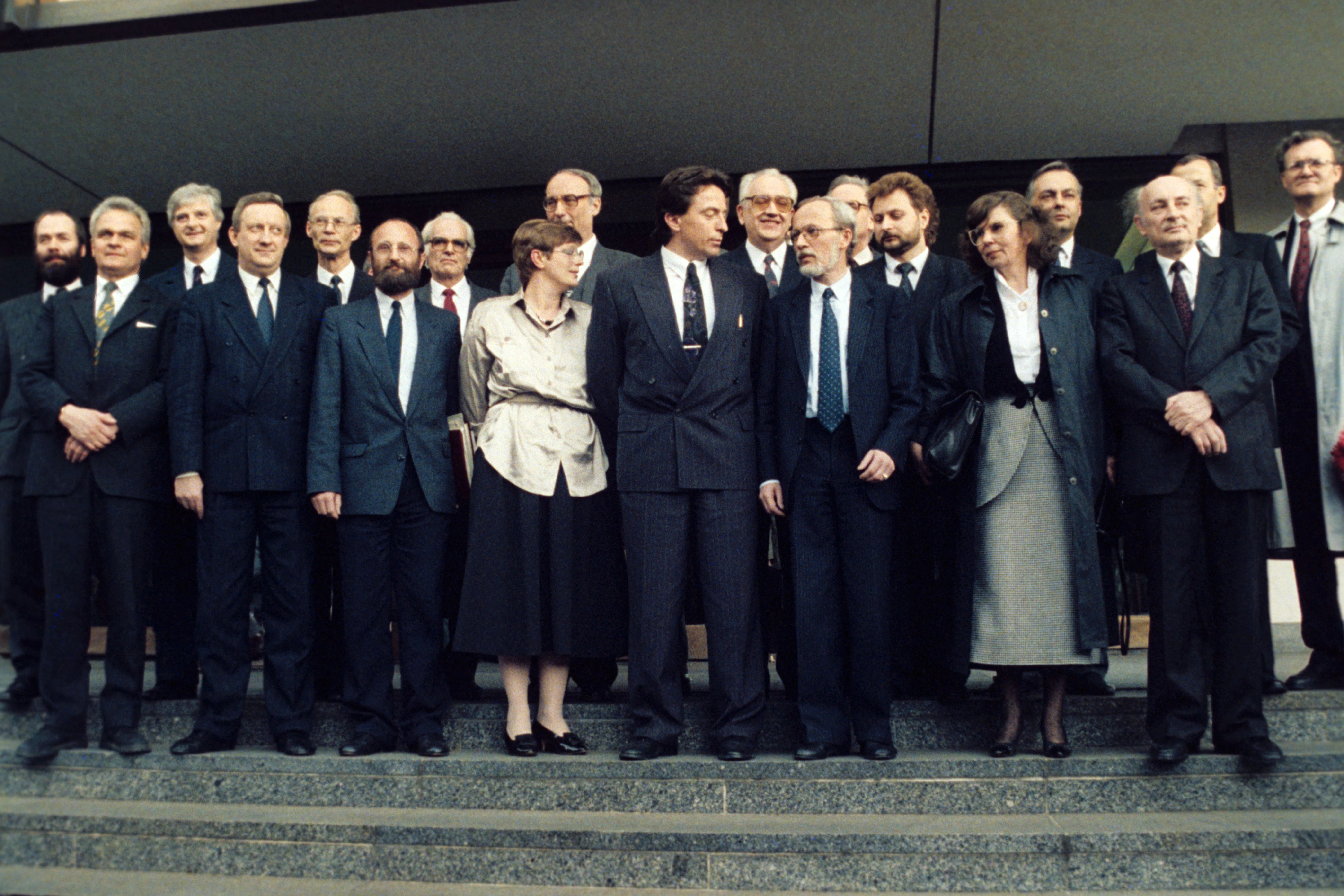 Kulturminister Herbert Schirmer (Sechster von links) posiert für ein Foto mit seinen Kollegen im Kabinett von Ministerpräsident Lothar de Maizière am 12. April 1990.