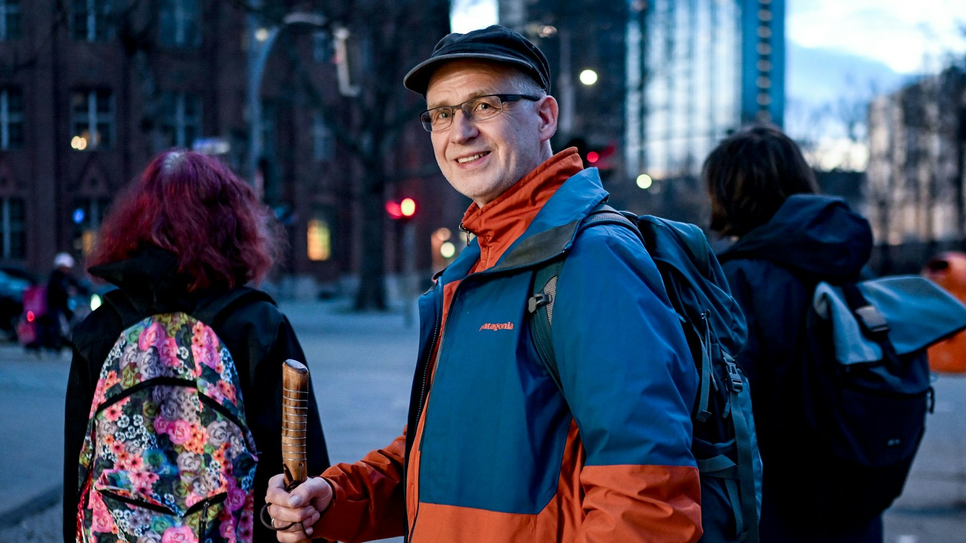 Thomas Knoll, Pilger aus Leidenschaft, geht mit einer Gruppe bei einer Stadtpilgertour durch Berlin.