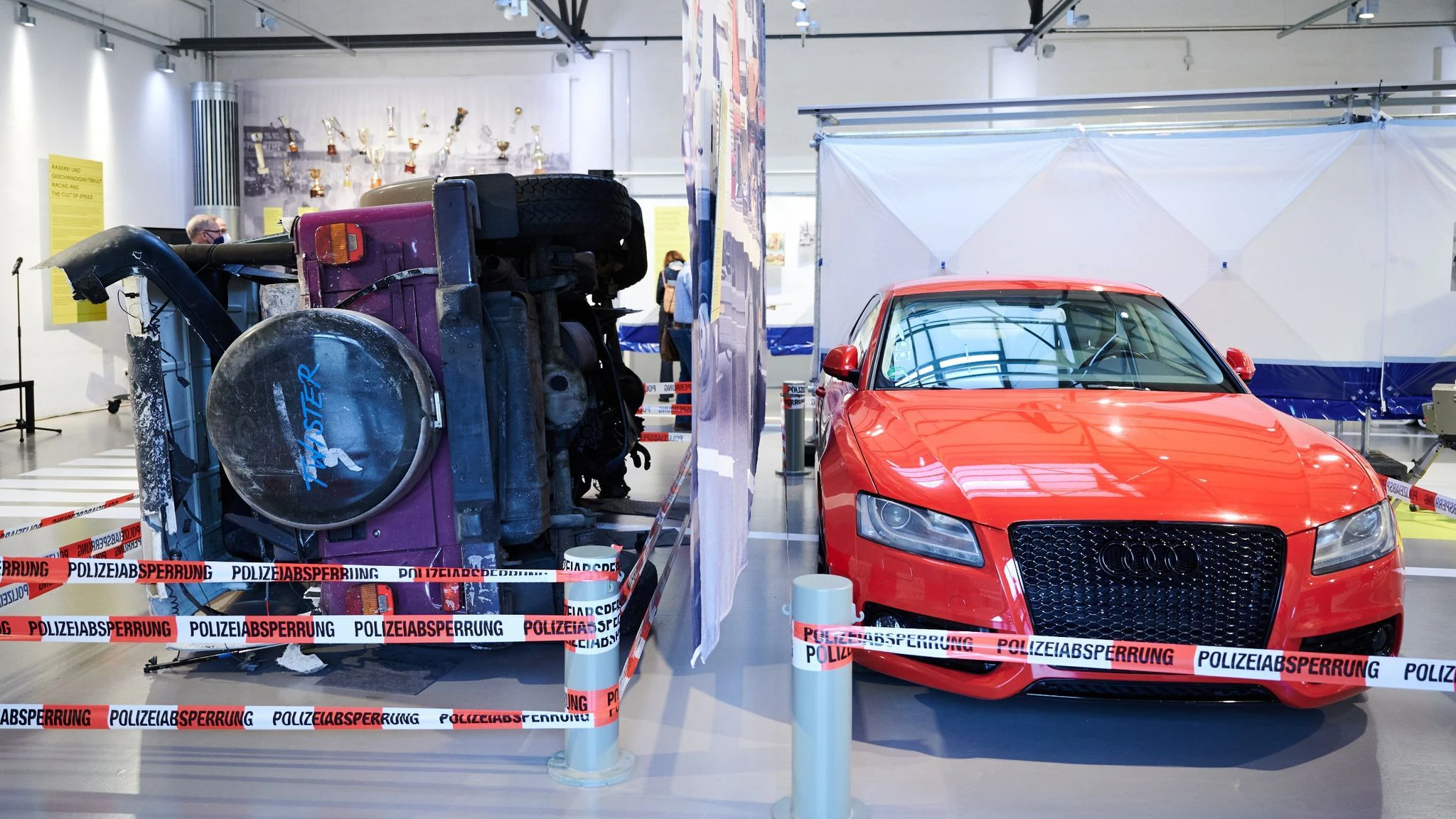 In Berlin gab es vor zwei Jahren sogar eine Raser-Ausstellung. Links liegt der zerstörte Jeep des Opfers der Kudamm-Raser, rechts ein beschlagnahmter Audi.&nbsp;