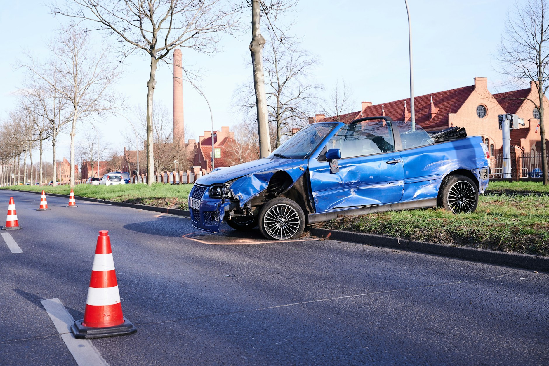 Ein demolierter Wagen steht auf dem Mittelstreifen an der Landsberger Allee in Berlin. Der Raser war auf der Flucht vor einer Polizeikontrolle in zwei Streifenwagen gefahren (Symbolfoto).