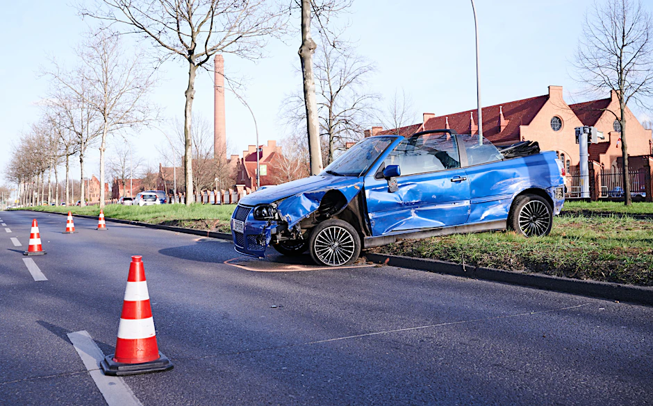 Ein demolierter Wagen steht auf dem Mittelstreifen an der Landsberger Allee in Berlin. Der Raser war auf der Flucht vor einer Polizeikontrolle in zwei Streifenwagen gefahren (Symbolfoto).