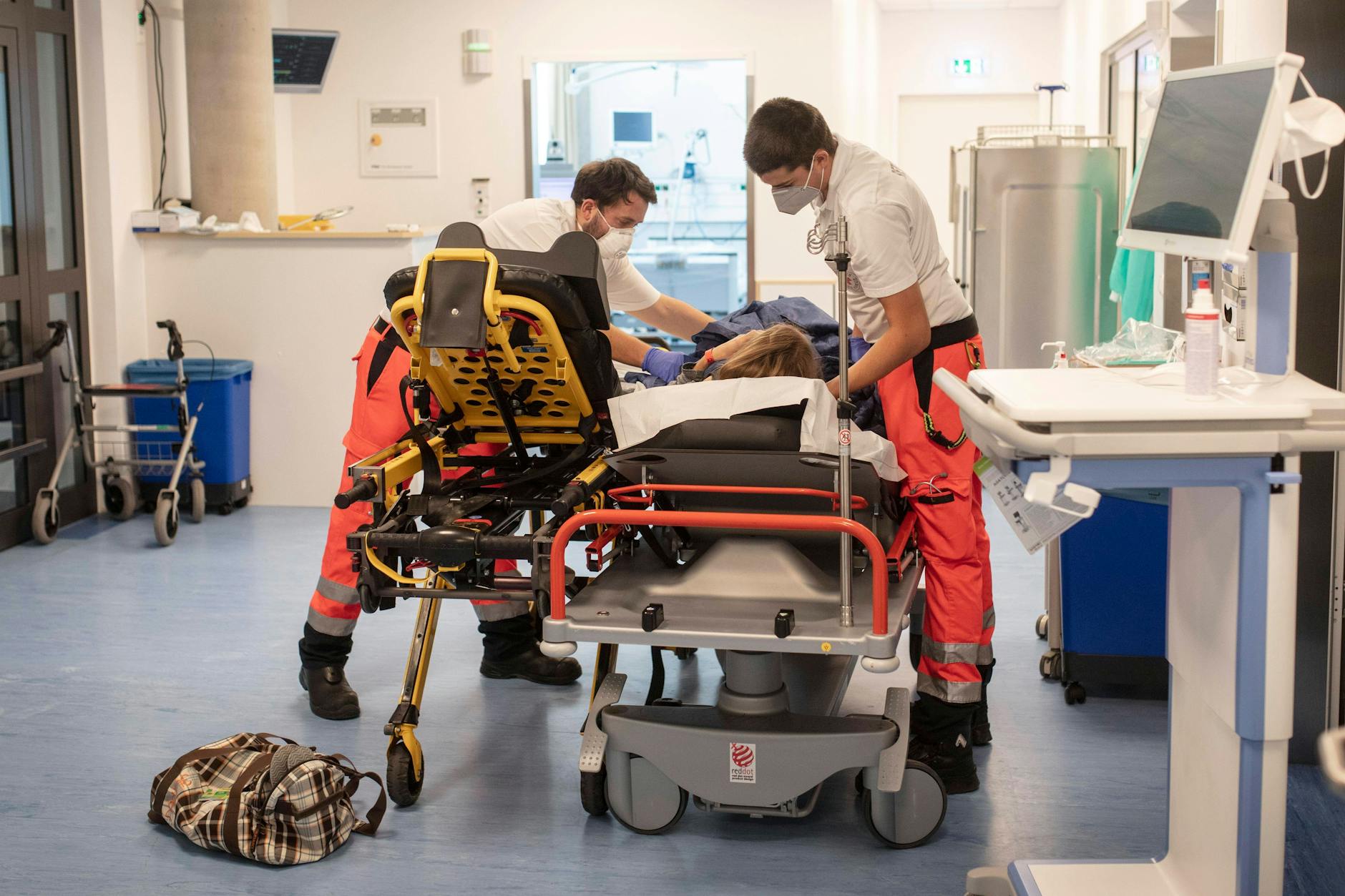 Ein Corona-Patient in der Notaufnahme in einem Krankenhaus