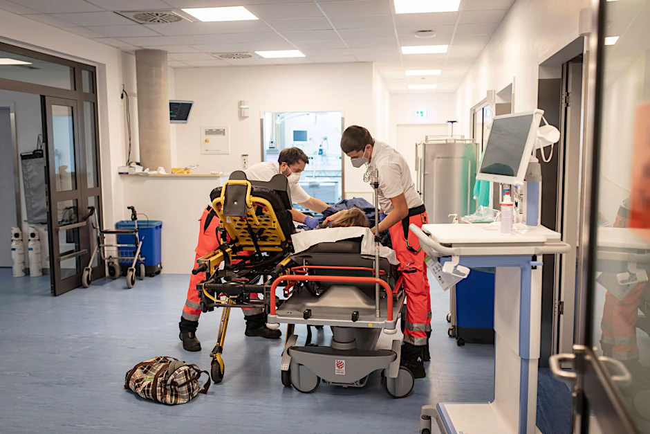 Ein Corona-Patient in der Notaufnahme in einem Krankenhaus