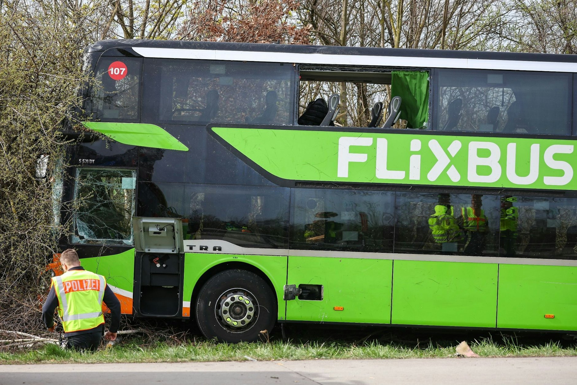 Blick auf den verunglückten Bus an der Unfallstelle auf der A9. Bei dem Unfall mit einem Reisebus auf der A9 nahe Leipzig sind mindestens fünf Menschen ums Leben gekommen.  