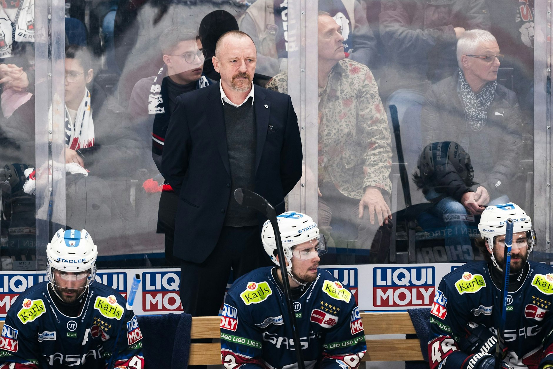 Eisbären Co-Trainer Craig Streu schaut im Viertelfinale gegen die Adler Mannheim genau hin.