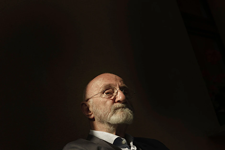 
            Herbert Schirmer, Leiter des „Sammlungs- und Dokumentationszentrums Kunst der DDR“, auf der Burg Beeskow