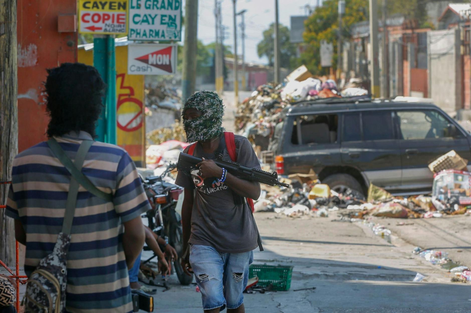 ARCHIV - Bewaffnete Mitglieder der Bande G9 and Family an ihrer Straßensperre im Viertel Delmas 6 in Port-au-Prince.