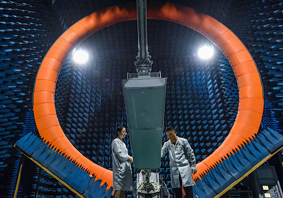 Chinesische Ingenieure testen 5G-Geräte in einem Labor in Dongguan in der südchinesischen Provinz Guangdong