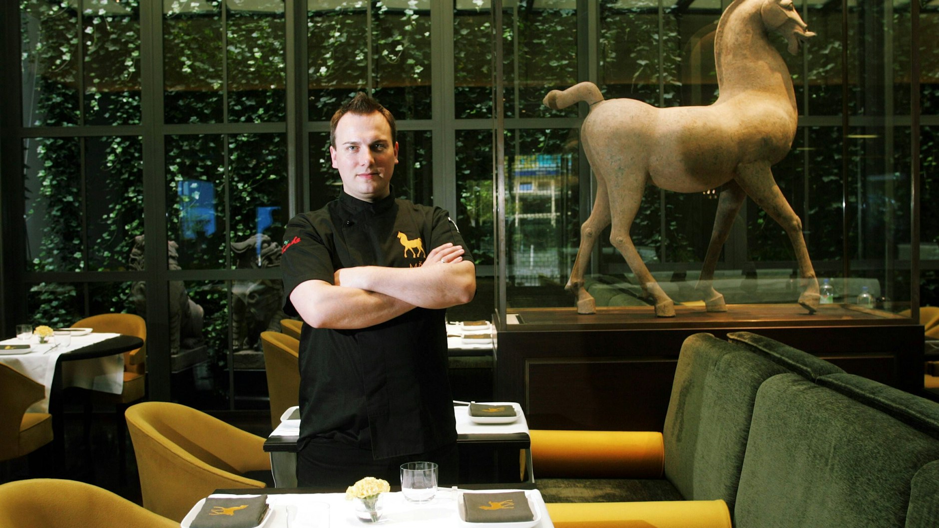 Tim Raue im Jahr 2008 in seinem Restaurant Sra Bua&nbsp;mit asiatisch-deutscher Küche, direkt am Hotel Adlon in Berlin.
