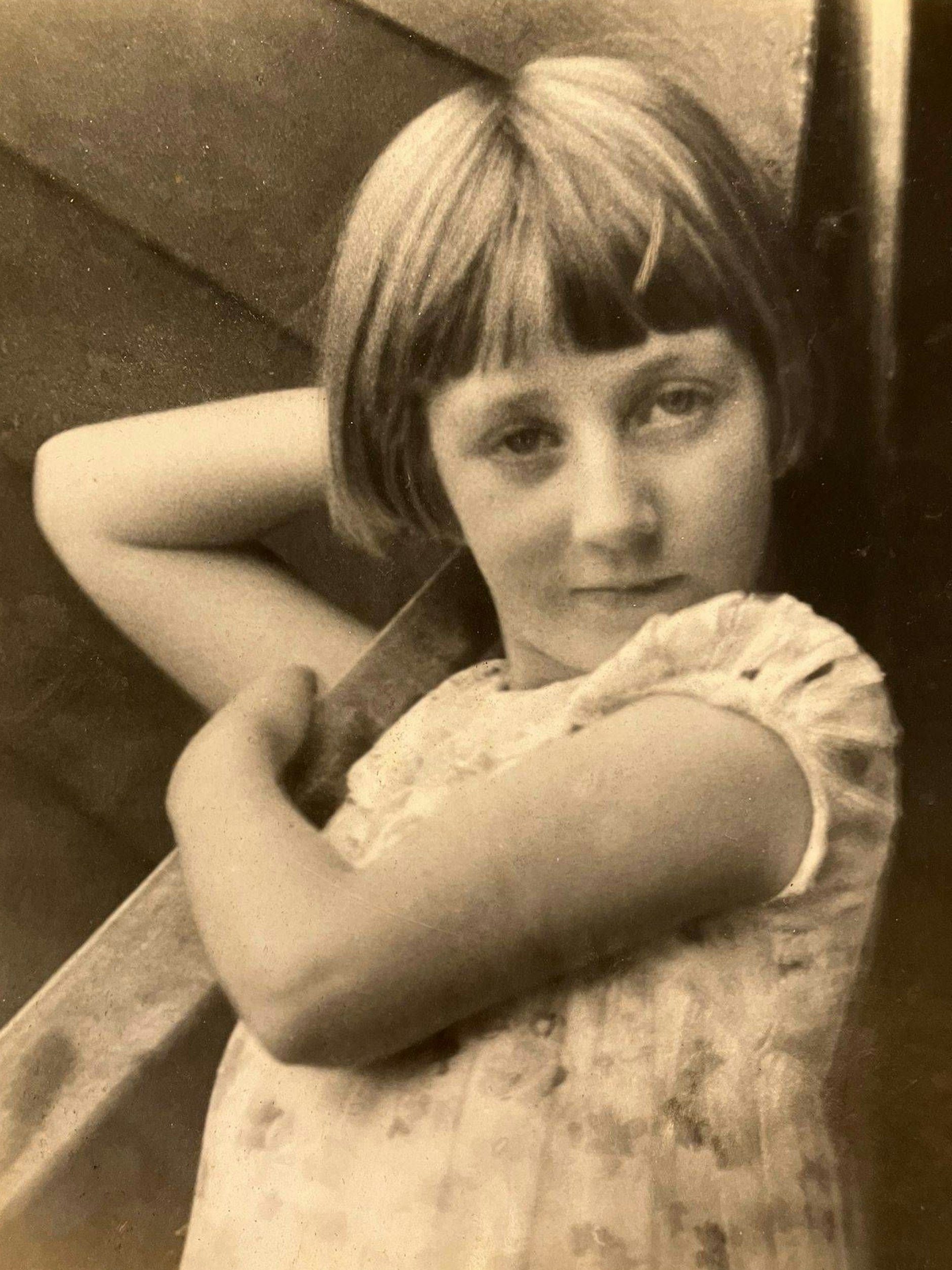 Sybil Cook als kleines Mädchen. Im Alter von neun Jahren bekam sie das Schokoladen-Ei geschenkt.