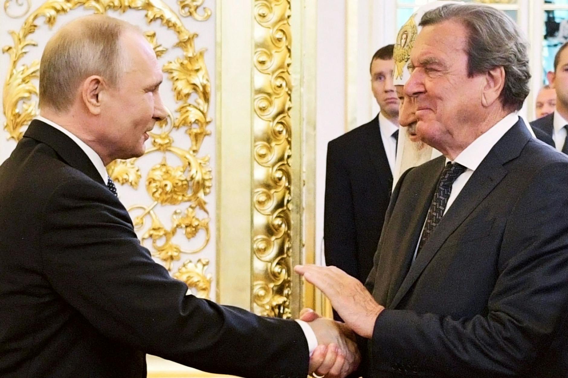 Altkanzler Gerhard Schröder hält an seiner Freundschaft zu Russlands Präsident Putin fest (Archivbild aus dem Jahr 2018). Zurzeit kommt aber die russische Bezahlung für Schröders Job bei Nord Stream nicht mehr auf seinem Konto bei der Sparkasse in Hannover an.