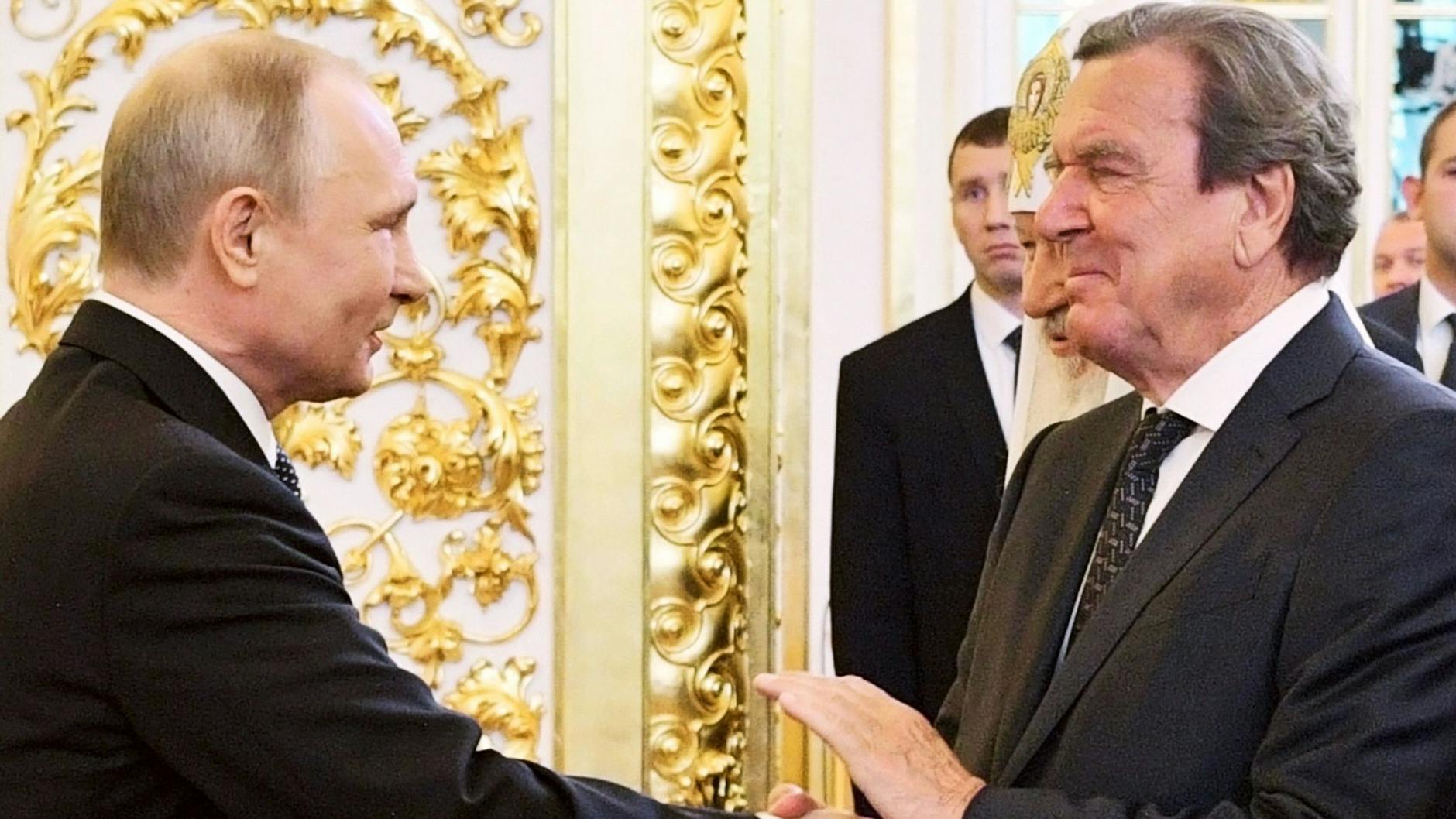 Altkanzler Gerhard Schröder hält an seiner Freundschaft zu Russlands Präsident Putin fest. 