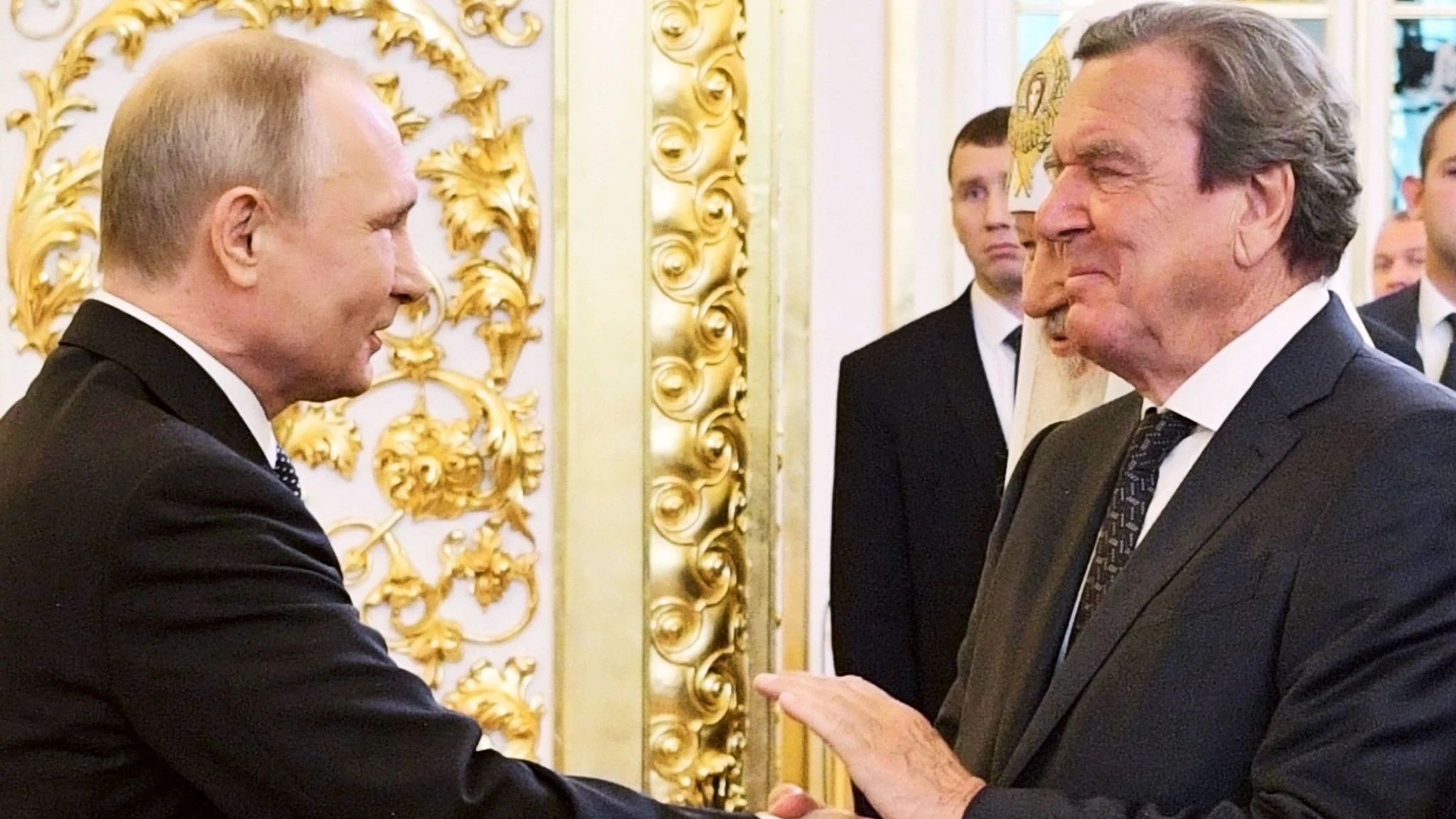Altkanzler Gerhard Schröder hält an seiner Freundschaft zu Russlands Präsident Putin fest.&nbsp;