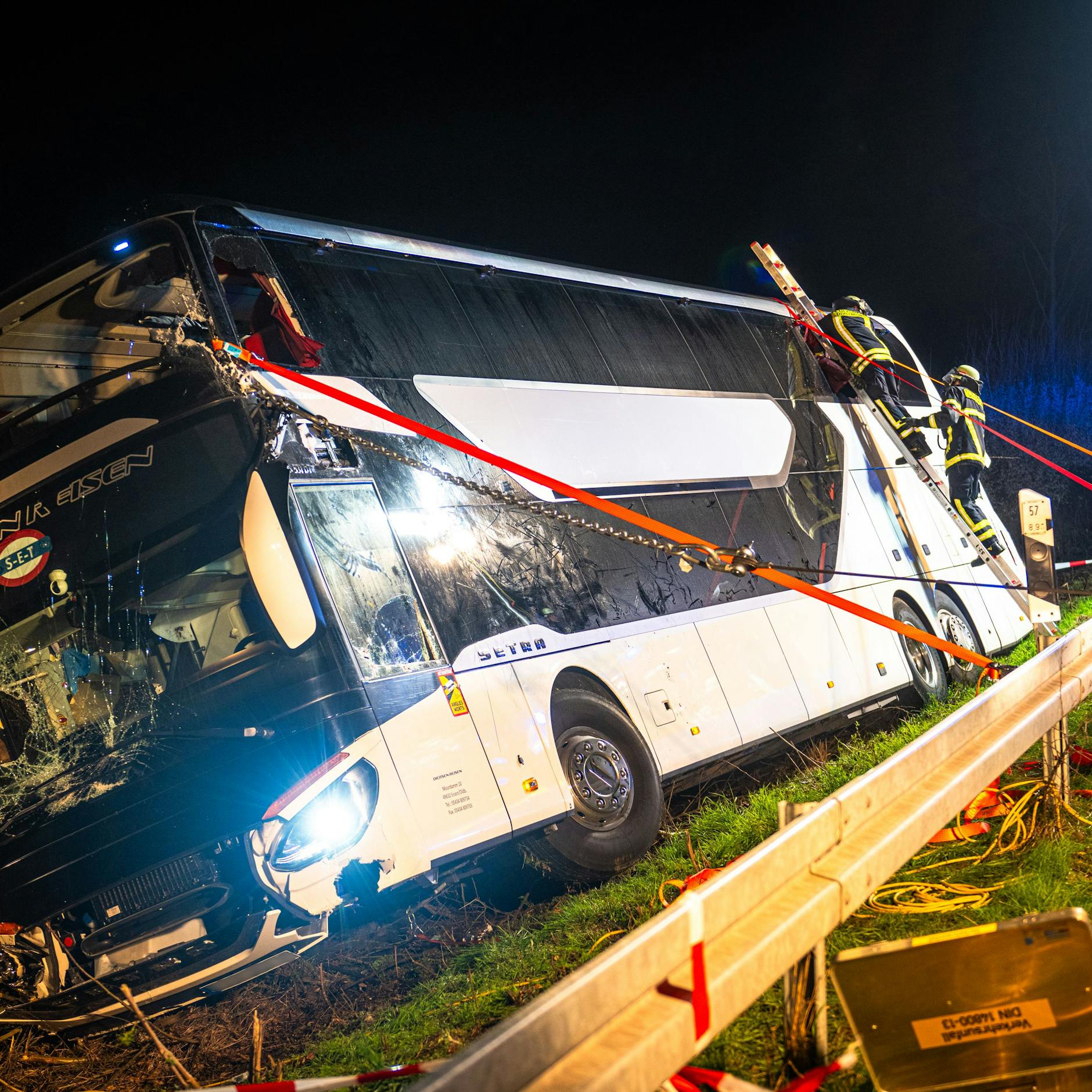 Image - Reisebus umgekippt: 21 Verletzte bei Unfall auf A44 in NRW