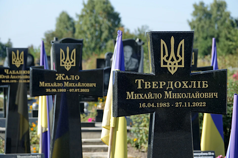 Grabkreuze mit den Namen getöteter ukrainischer Soldaten auf einem Friedhof der Kleinstadt Boryspil nahe Kiew. (Archivbild)