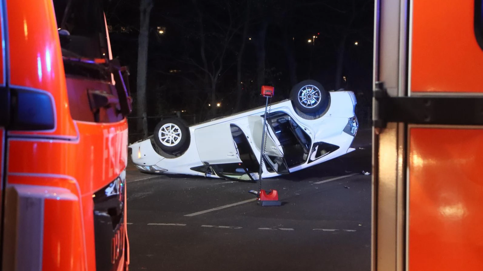 Der Toyota landete durch den Aufprall auf dem Dach.