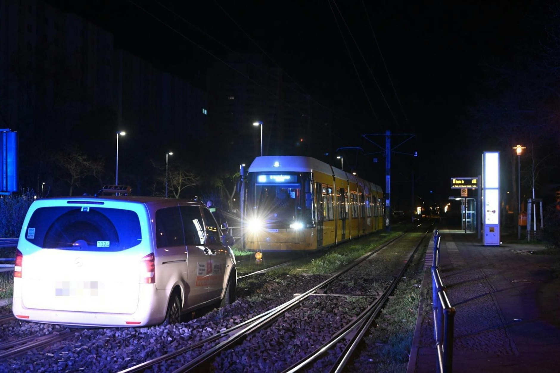 In Lichtenberg fuhr ein Taxifahrer ins Gleisbett der Tram.