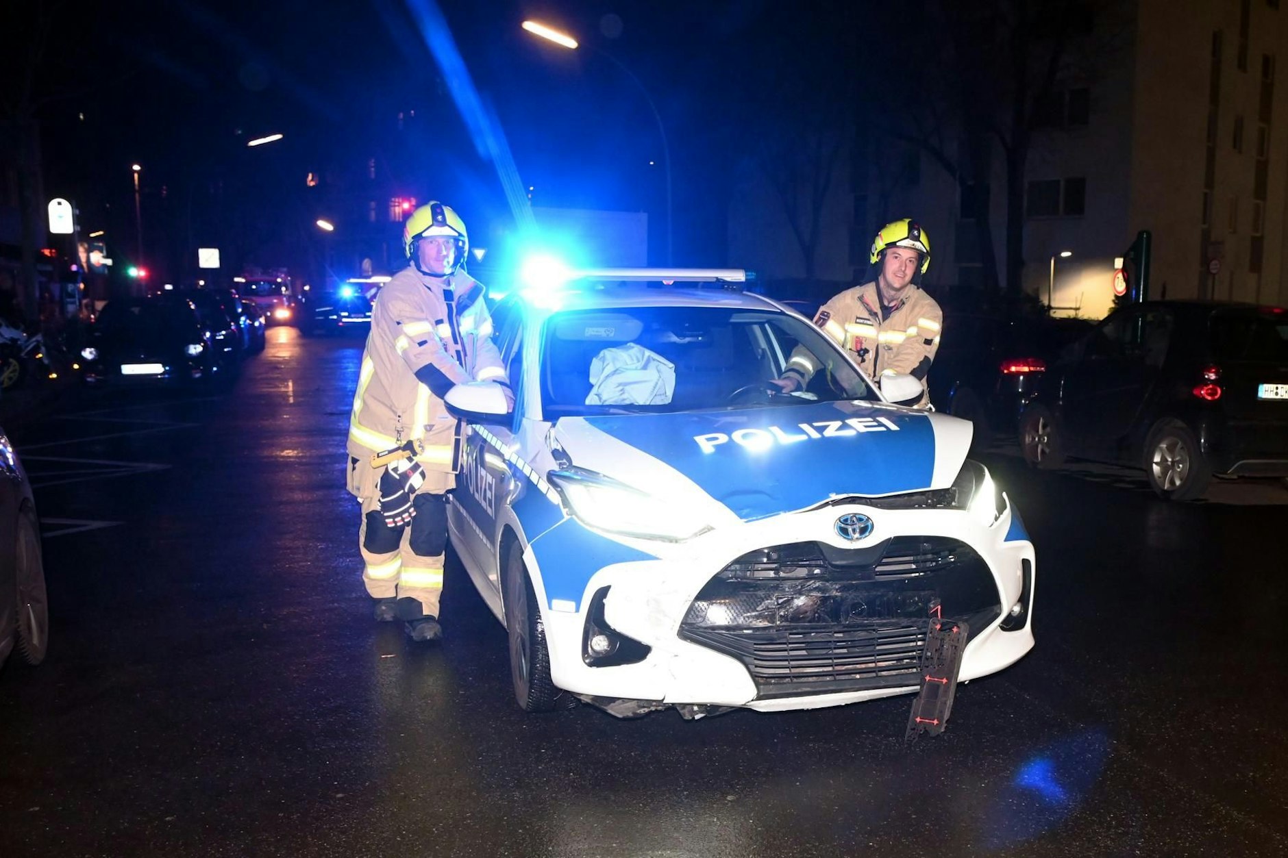 Ein Streifenwagen stieß in Tiergarten mit einem Opel zusammen.