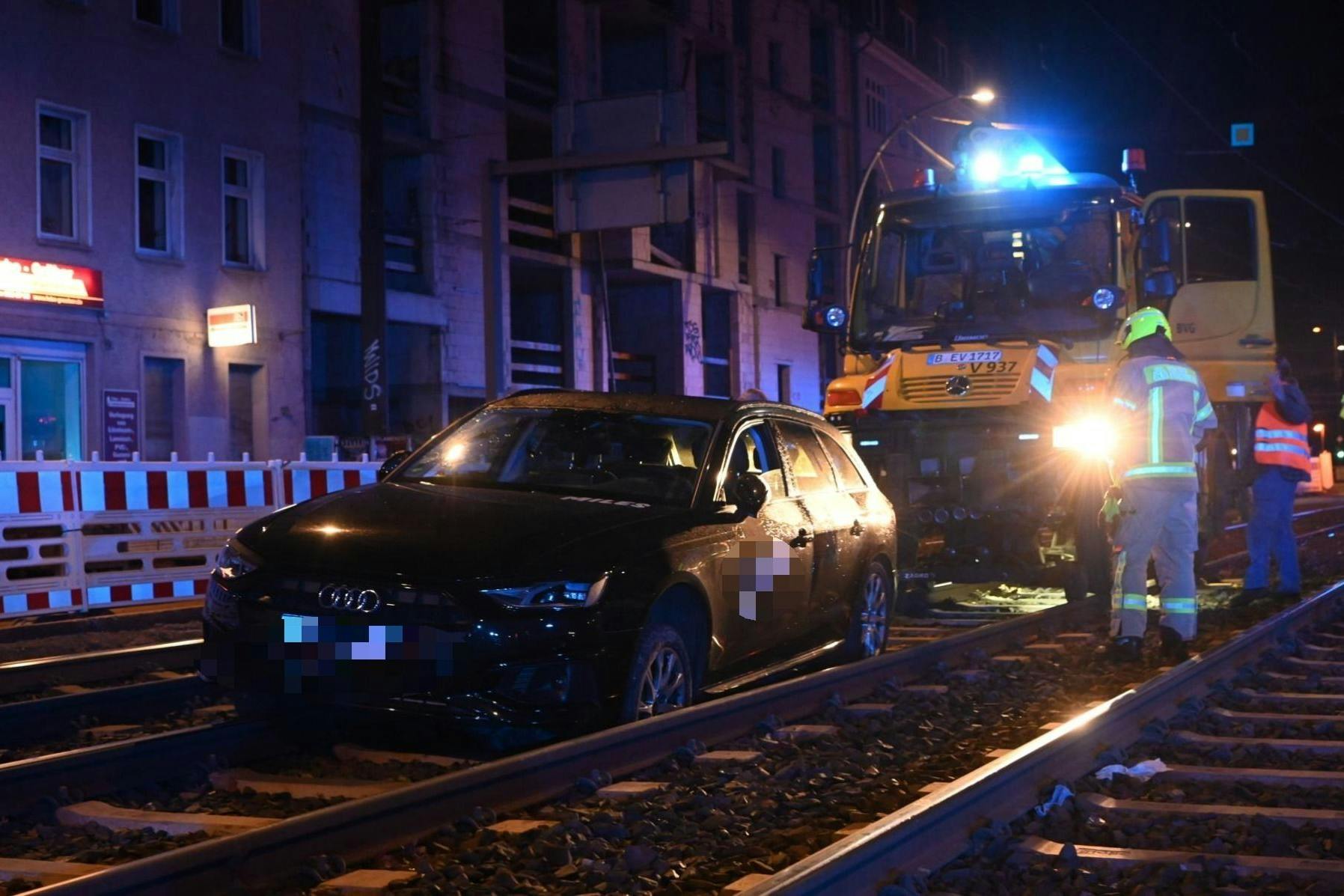 In Weißensee landete ein Autofahrer mit einem Carsharing-Auto im Gleisbett der Tram.
