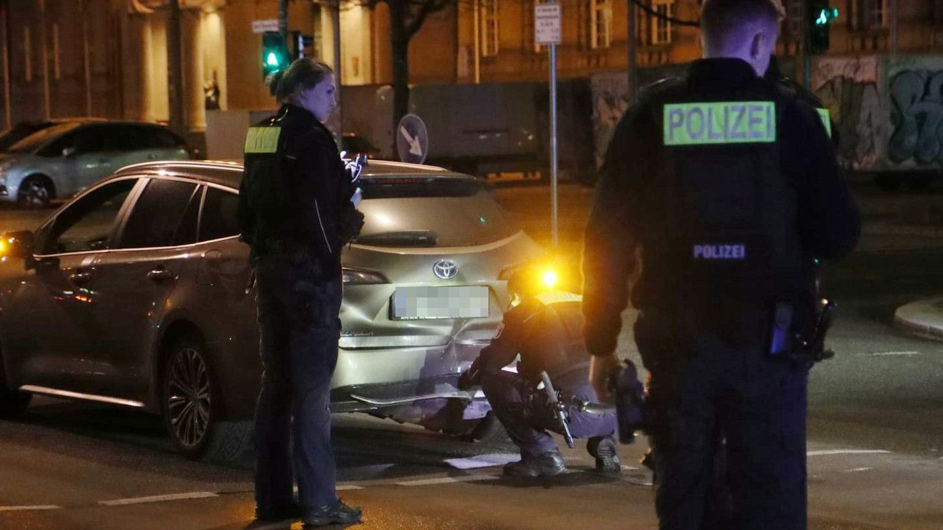 Aufgefahren und abgehauen. Der Kombi wurde arg beschädigt.
