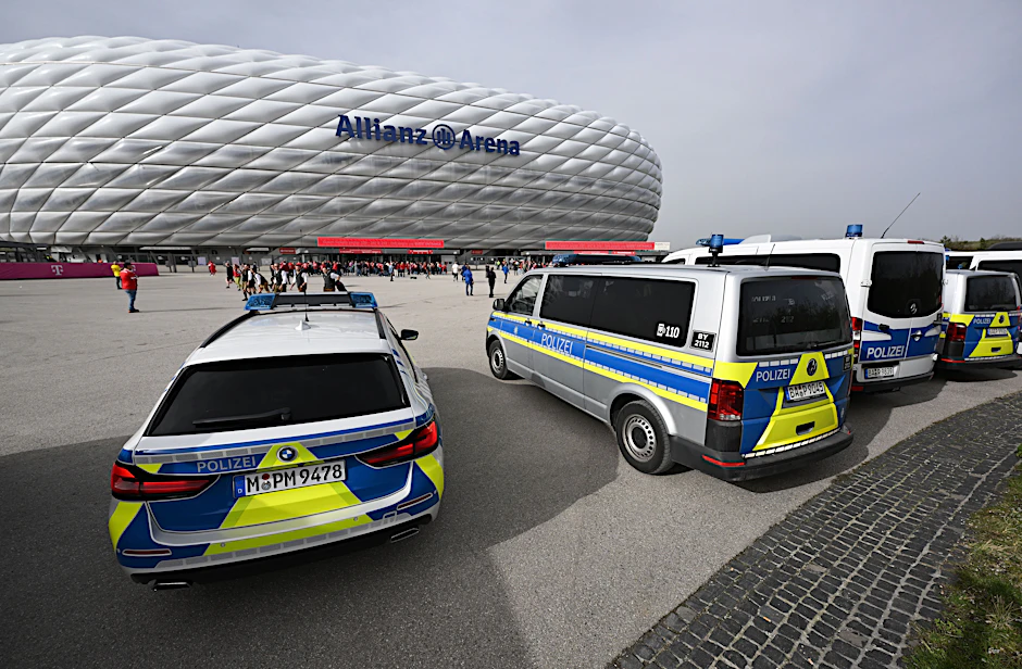 Vor dem Topspiel des FC Bayern gegen Borussia Dortmund in München sorgt eine Terrordrohung für Aufruhr - Die Polizei München reagiert mit erhörter Bereitschaft auf die mögliche Terror-Gefahr.