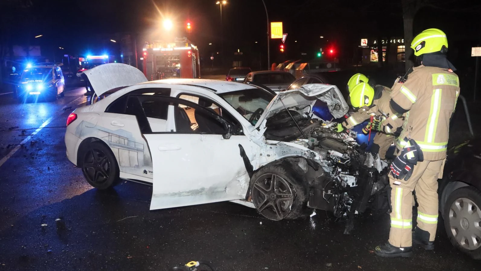 Der Mercedes ist nach dem Unfall nur noch Schrott.