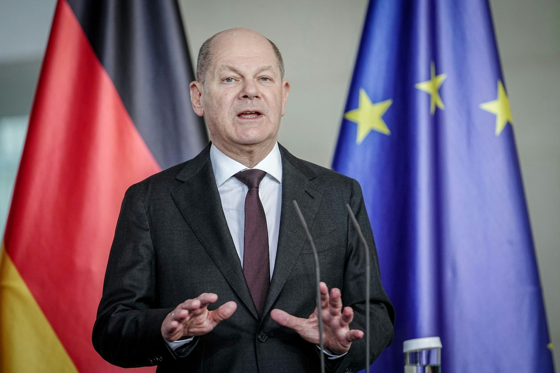 "Frieden ohne Freiheit heißt Unterdrückung. Frieden ohne Gerechtigkeit gibt es nicht. Deshalb unterstützen wir die Ukraine in ihrem Kampf für einen gerechten Frieden – solange, wie das nötig ist", sagte Kanzler Scholz in seiner Videobotschaft.