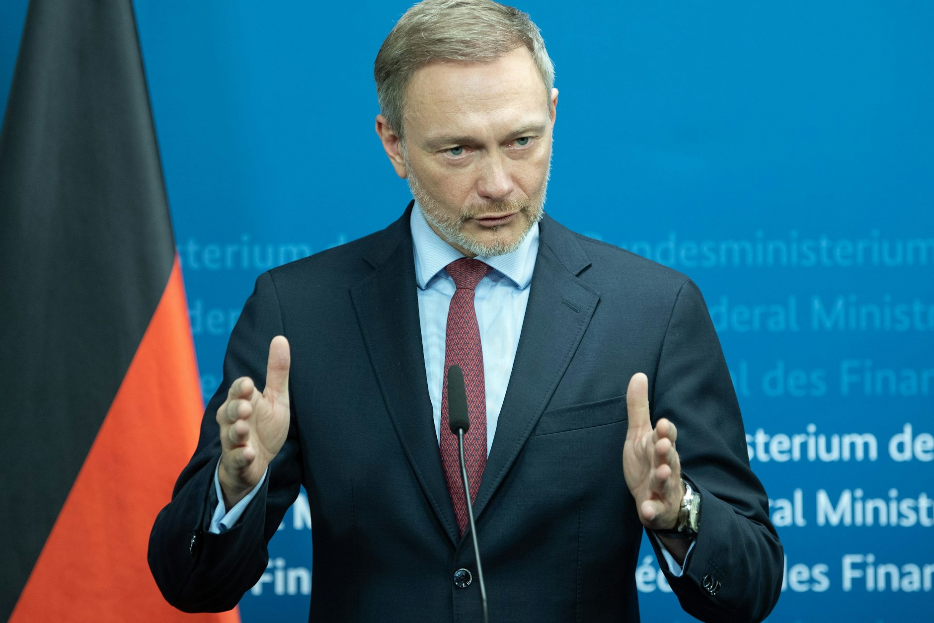 Christian Lindner (FDP), Bundesfinanzminister, spricht vor Journalisten im Bundesfinanzministerium.